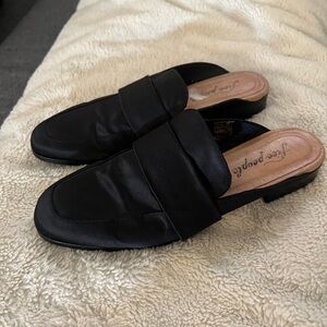 Free People Black Flats Size 9. Elegant and casual.